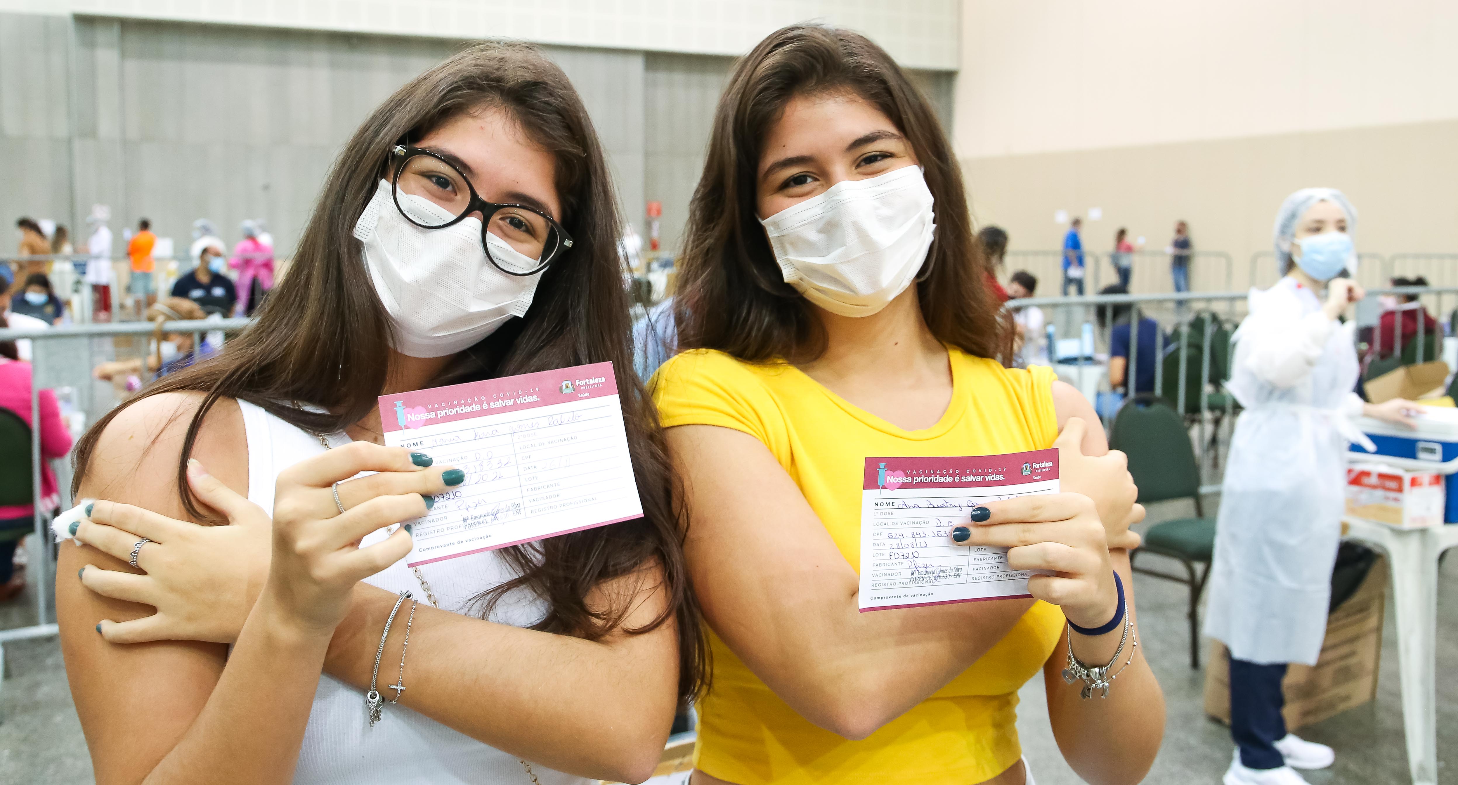 duas adolescentes posam para a foto